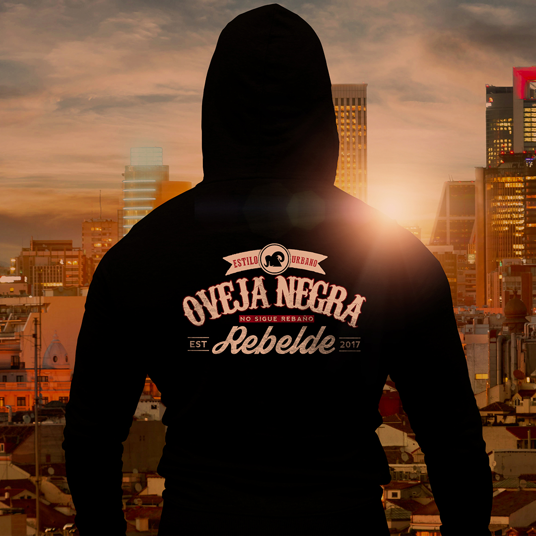 Sudadera Capulleira Oveja Negra Rebelde — EST 2017