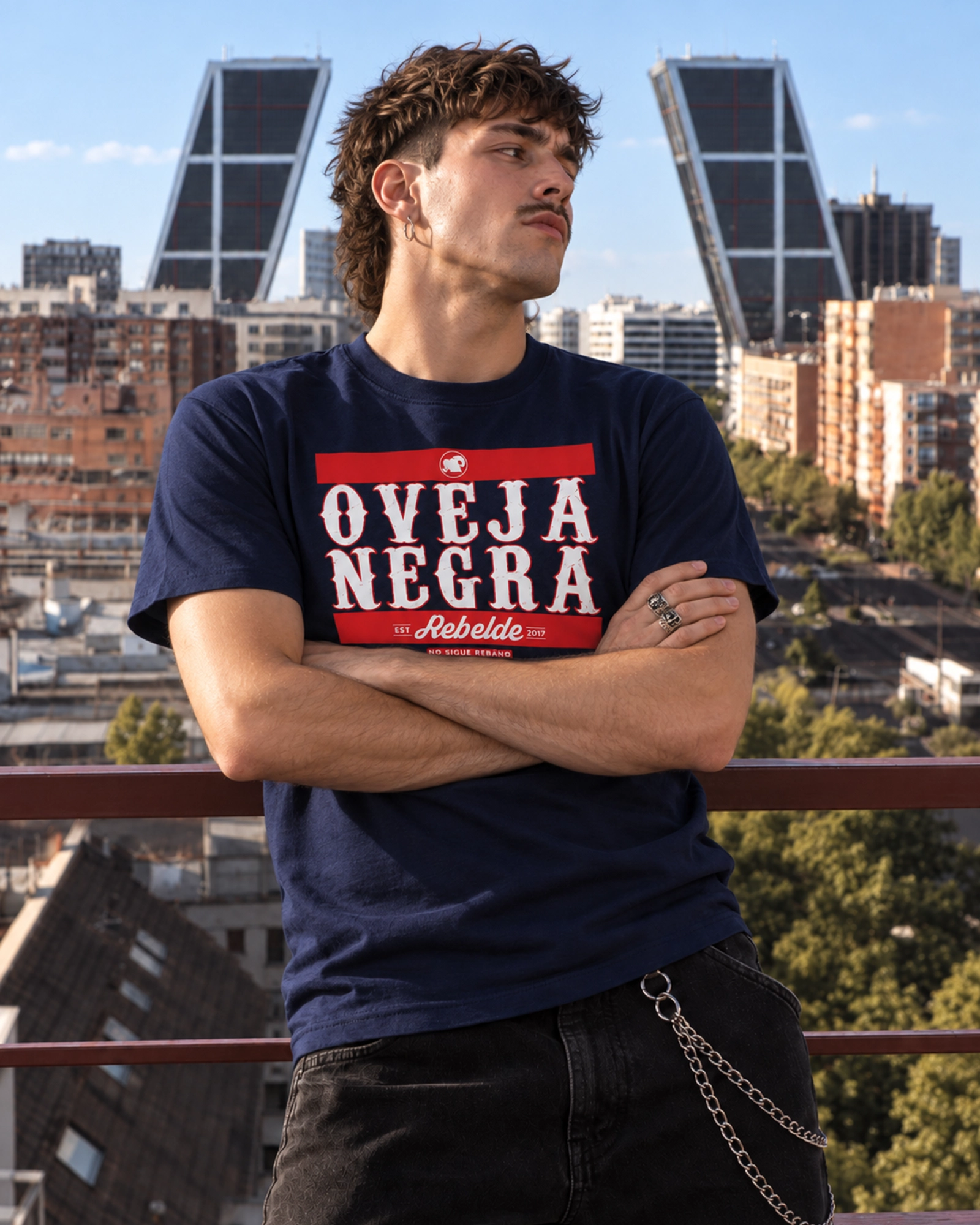 Oveja Negra Rebelde URBAN | Camiseta DOGO Premium hombre - Imagen 2